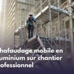 Echafaudage mobile en aluminium sur chantier professionnel Echafaudage mobile en aluminium sur chantier professionnel