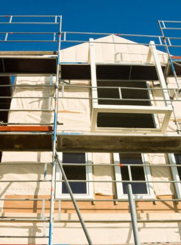 Mise en place d'un échafaudage sur une maison